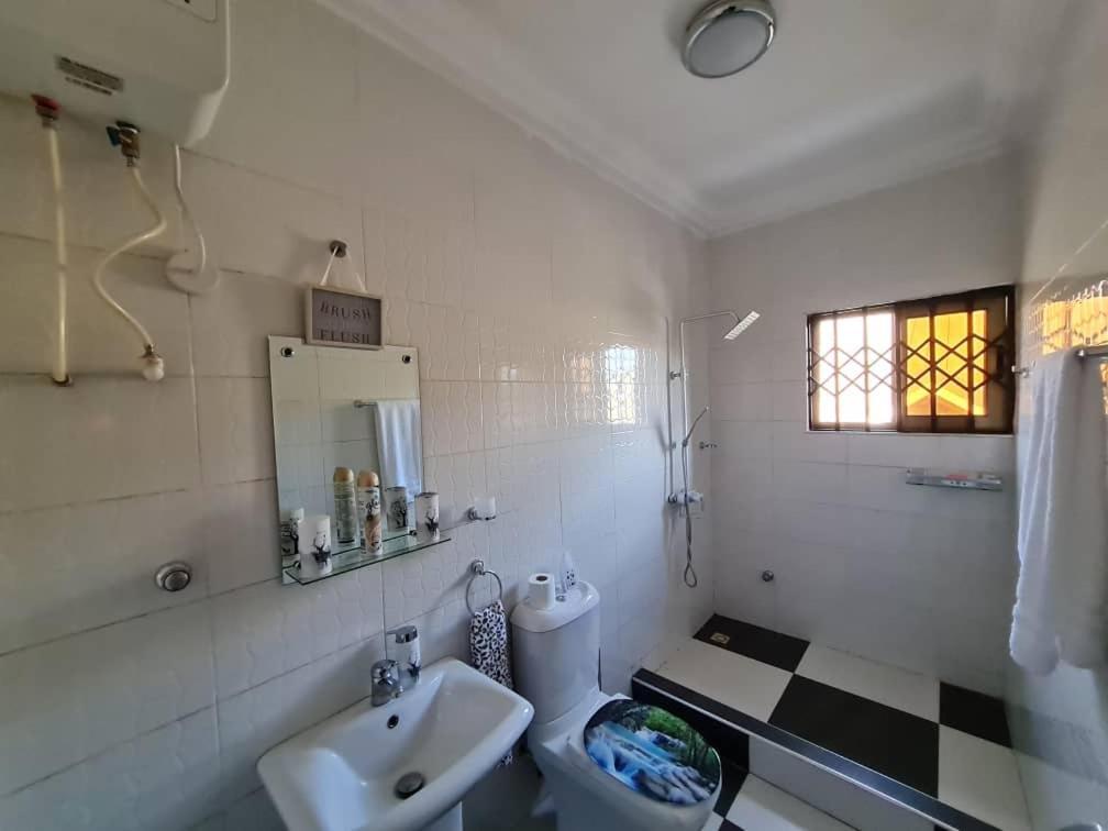 Nesta Barron -Home Away From Home North Legon Экстерьер фото