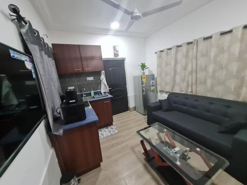 Nesta Barron -Home Away From Home North Legon Экстерьер фото