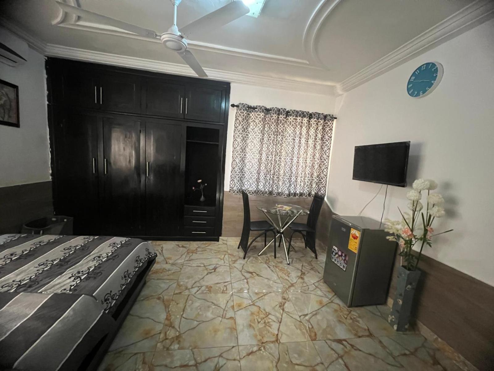Nesta Barron -Home Away From Home North Legon Экстерьер фото